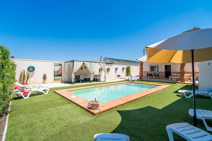 Maison de campagne pour 16 personnes, avec Jardin dans La Lantejuela