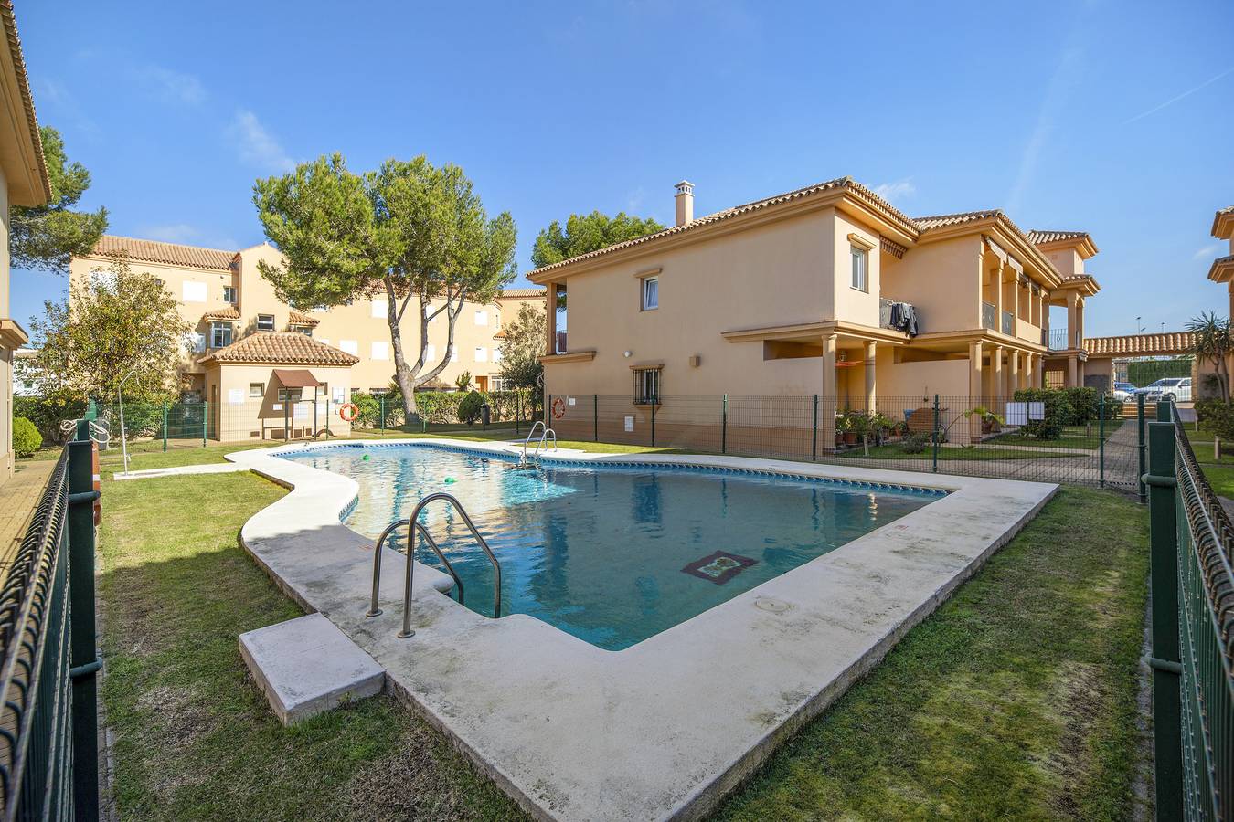 Apartamento entero, Apartamento vacacional "Altamar" con piscina compartida, terraza privada y Wi-Fi in Novo Sancti Petri, Chiclana de la Frontera