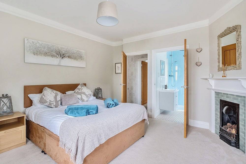 Mallacleave House, pet friendly, luxury holiday cottage in Bideford in Bideford, Devon