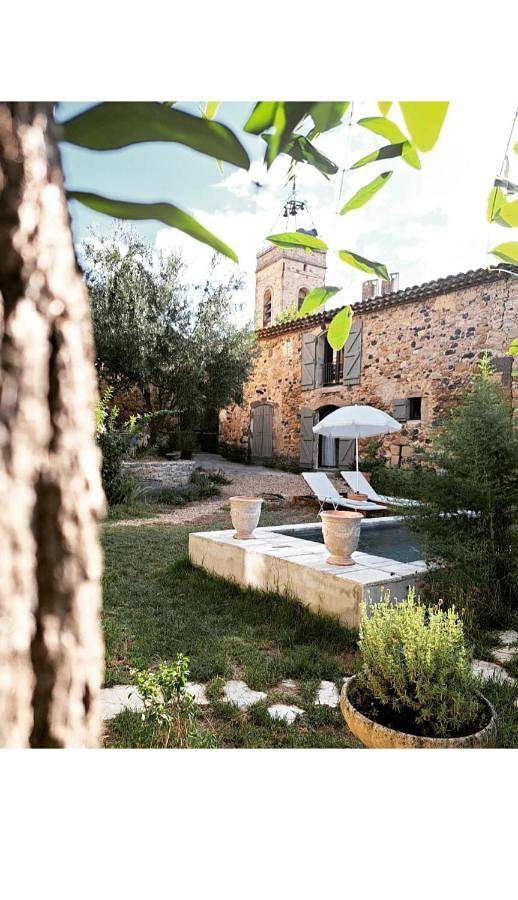 Gîte pour 2 personnes, avec vue ainsi que piscine et jardin à Lieuran-Cabrières