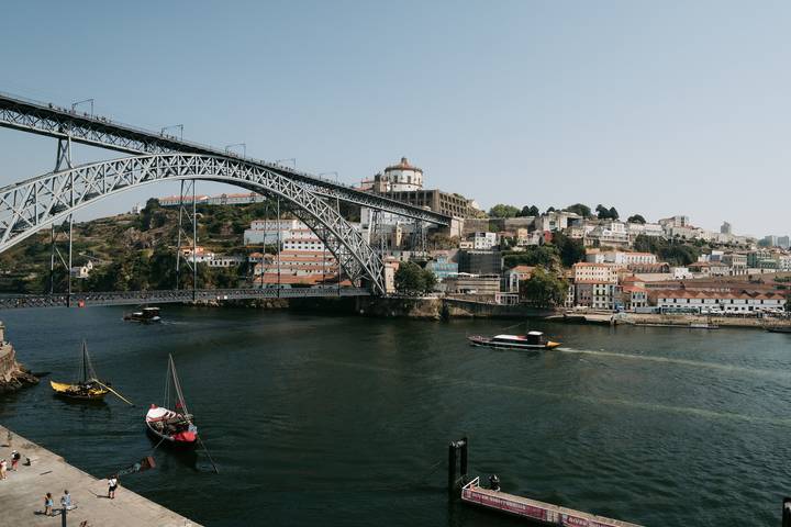 Entire apartment, Apartment 'C 2 Quartos Vista Rio' with Wi-Fi and Air Conditioning in Sé (Porto), Porto