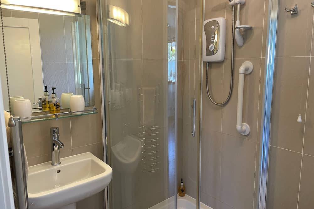 Secluded Coastal Cottage parking, garden, tree house, bike shed. Beach - 5 mins. in Alnmouth, Northumberland