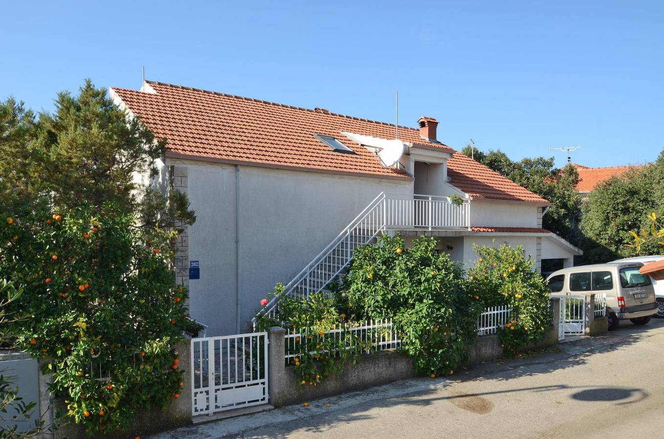 Ganze Wohnung, 3-Zimmer-Ferienwohnung mit Terrasse und Meerblick Zavalatica, Korcula A-14204-a in Čara, Korcula