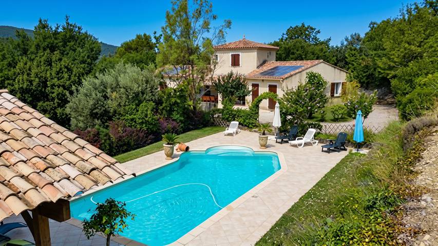 Villa für 9 Personen, mit Pool und Balkon/Terrasse sowie Terrasse - 1