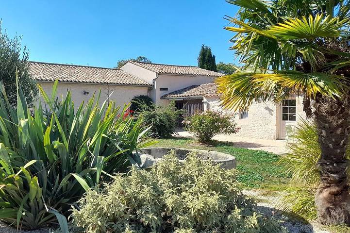 Location de vacances pour 12 personnes, avec Terrasse ainsi que Jardin et Piscine à Saint-Pierre-d'Amilly