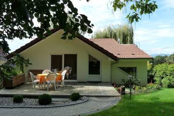 Gîte pour 4 personnes, avec terrasse ainsi que piscine et jardin dans 