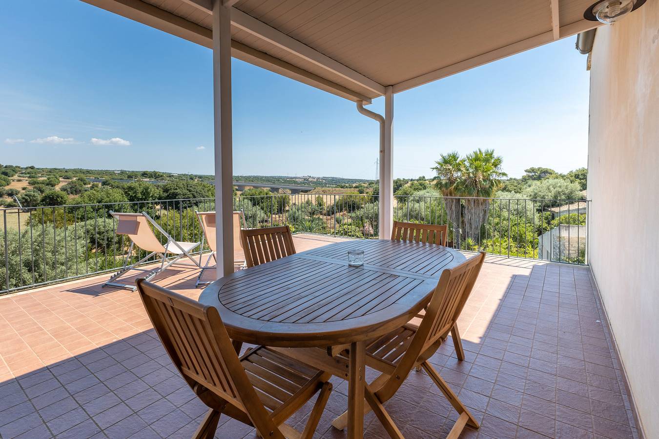 Entire apartment, Apartment 'In Villa Con Vista' with Shared Pool, Wi-Fi and Air Conditioning in Modica, Ragusa Province