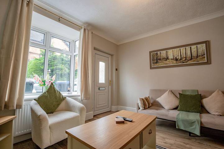 Host & Stay | Mayfield House in Alton Towers Theme Park, Derbyshire
