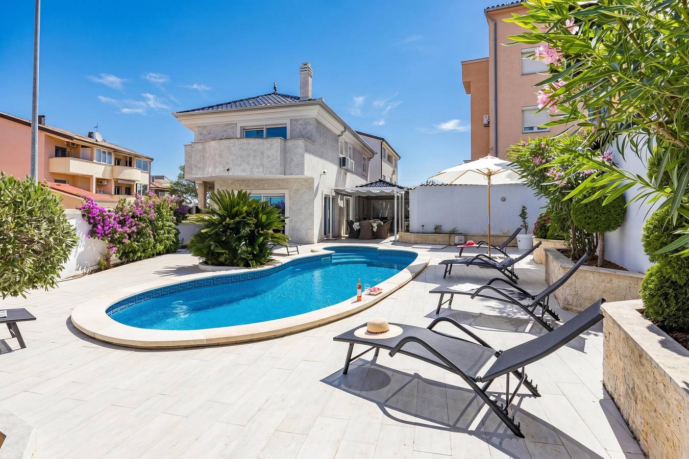 Villa Bianco Nero with Pool in Stinjan, Pula