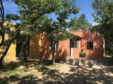 Gîte pour 4 personnes, avec terrasse ainsi que piscine et jardin à Joucas