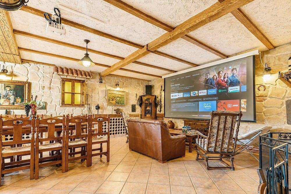 Exclusive chalet! with Bbq, wine cellar, cinema and large areas to enjoy in group. in Castellanos de Moriscos, Salamanca Provinz