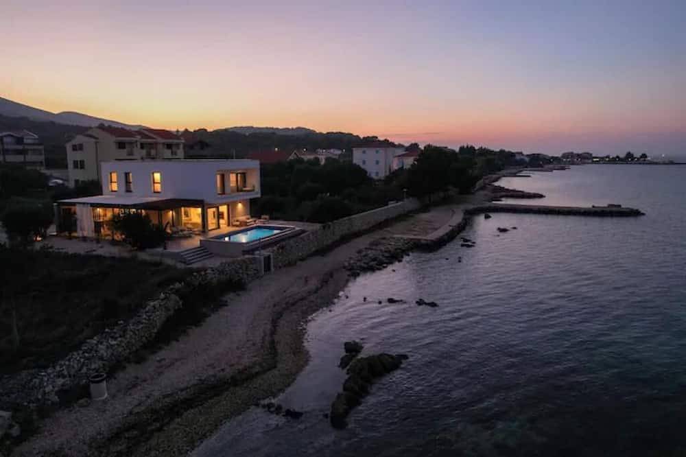 Luxury beachfront family villa. in Dobropoljana, Pasman