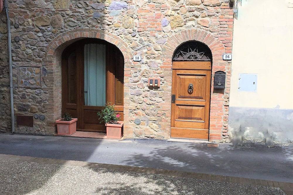 Ganze Wohnung, Typische toskanische Residenz in einem alten Dorf am Stadtrand von Siena in Monticiano, Siena Provinz