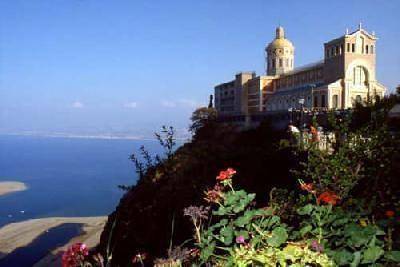 Ganze Ferienwohnung, Poolside Terrasse Apt: 2km zum Strand in Gioiosa Marea, Messina Provinz