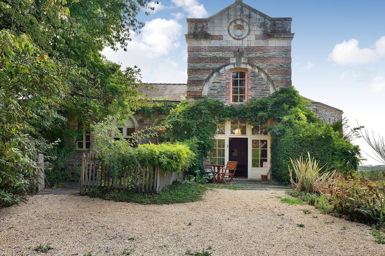 Entire apartment, Apartment 'Gîte Du Jardin - Domaine Les Bois' with Wi-Fi in Sixt-sur-Aff, Redon region