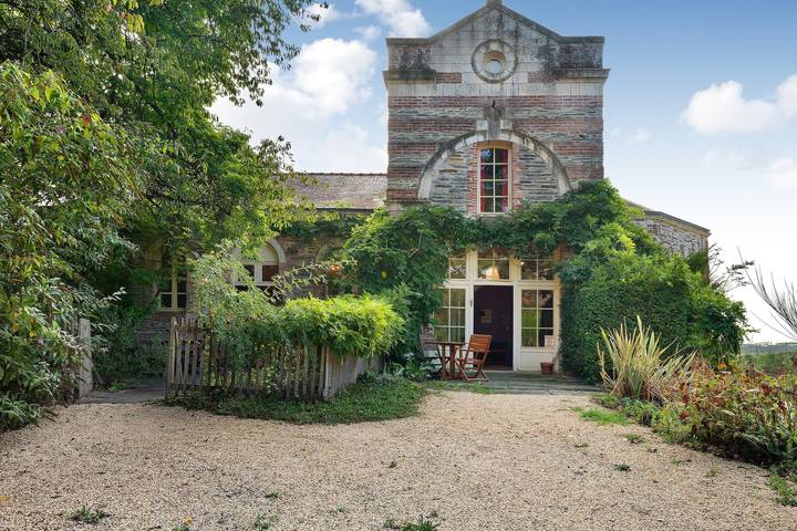Entire apartment, Apartment 'Gîte Du Jardin - Domaine Les Bois' with Wi-Fi in Sixt-sur-Aff, Redon region