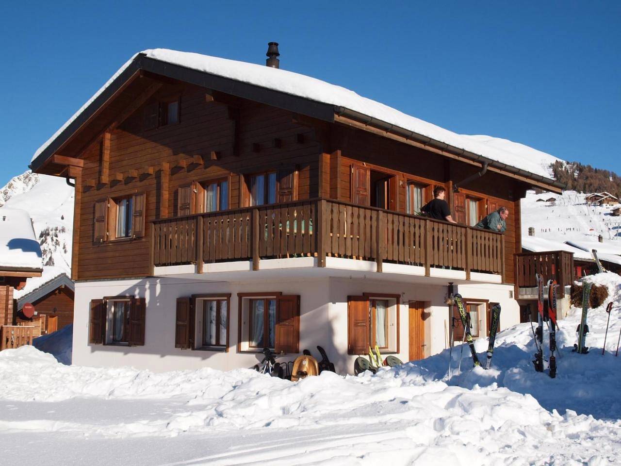 Ganze Wohnung, Apartment with Mountain View in Rosswald, Brig