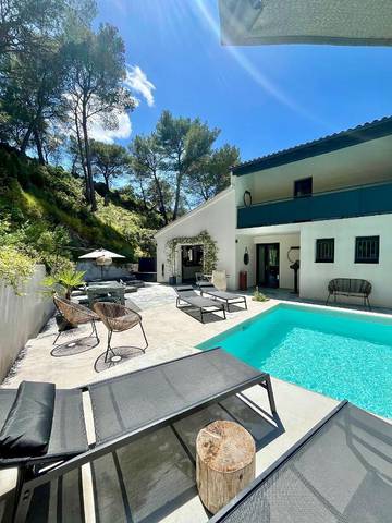 Cottage pour 2 personnes, avec vue ainsi que jardin et piscine à Saint-Étienne-du-Grès