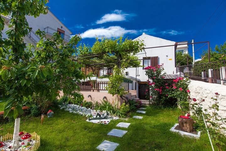 Ferienwohnung für 5 Personen, mit Whirlpool und Balkon sowie Garten in Crikvenica