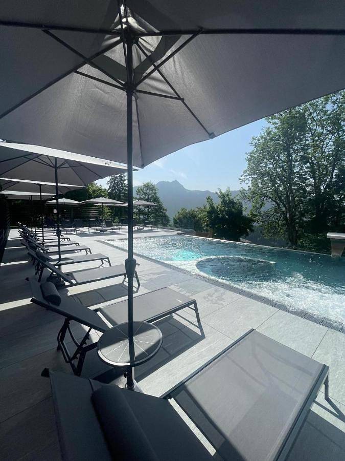 Hotel, mit Terrasse und Whirlpool sowie Garten und Pool in Leysin