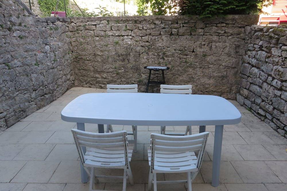 Appartement entier, Appartement à 10 min de la plage idéalement situé avec terrasse in Clairvaux-les-Lacs, Jura Francais