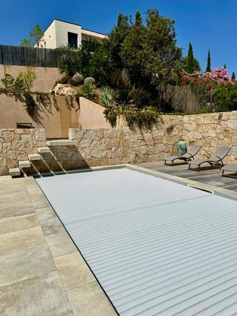 Location de vacances pour 11 personnes, avec vue ainsi que piscine et jardin à Belvédère-Campomoro - 4