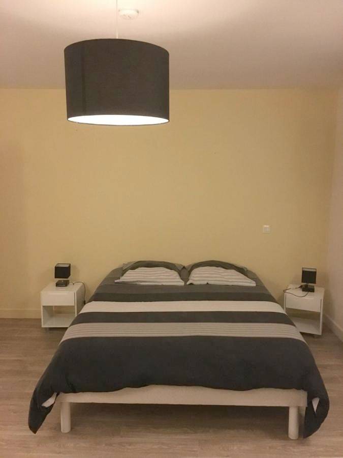 Triple Room with Shower in Saint-Menoux, Allier