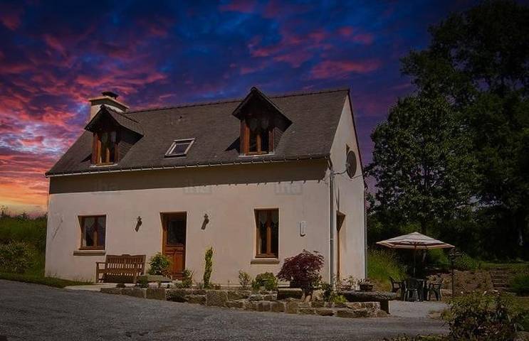 Location de vacances pour 4 personnes, avec Terrasse et Jardin ainsi que Bassin pour enfant et Piscine à Langoëlan
