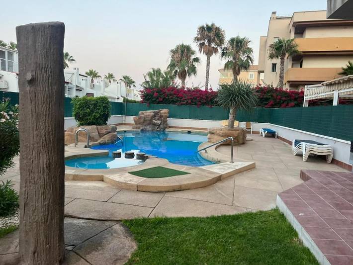 Apartahotel para 4 personas, con jardín y vistas además de piscina para niños y piscina en Orihuela