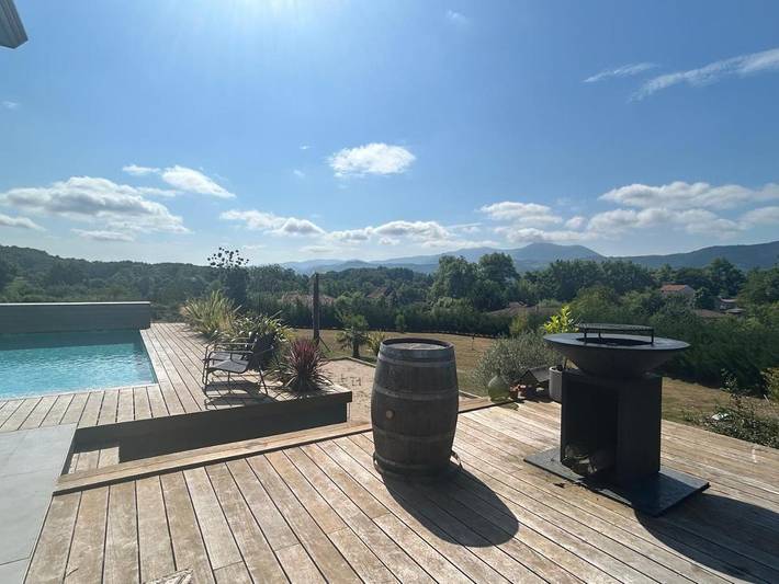 Location de vacances pour 10 personnes, avec Terrasse et Jardin ainsi que Piscine et Vue à Montjoie-en-Couserans