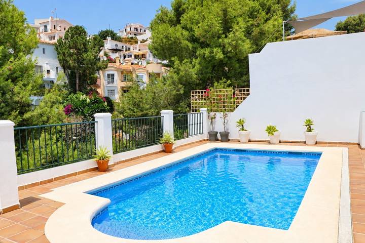 Entire apartment, Holiday Apartment with Private Pool near the Beach with 2 Terraces and Wi-Fi in Playa de Burriana, Nerja