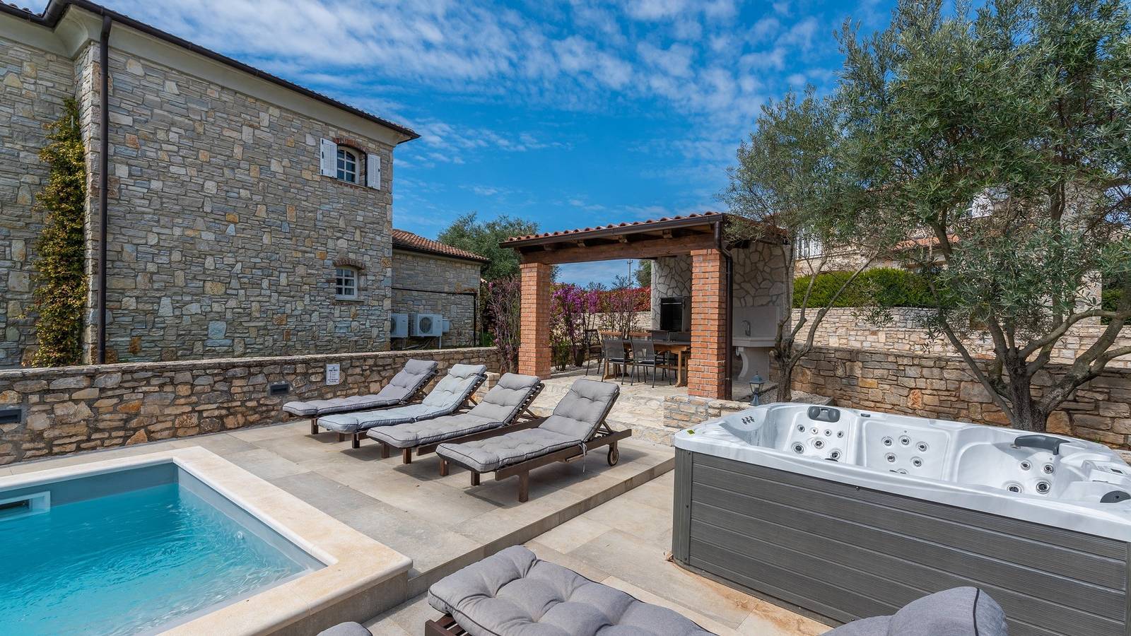 Schöne Villa mit privatem Pool und Jacuzzi in Općina Višnjan, Zentralistrien