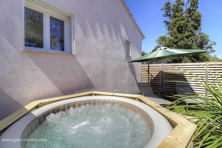 Gîte pour 2 personnes, avec Jacuzzi et Terrasse ainsi que Jardin et Vue