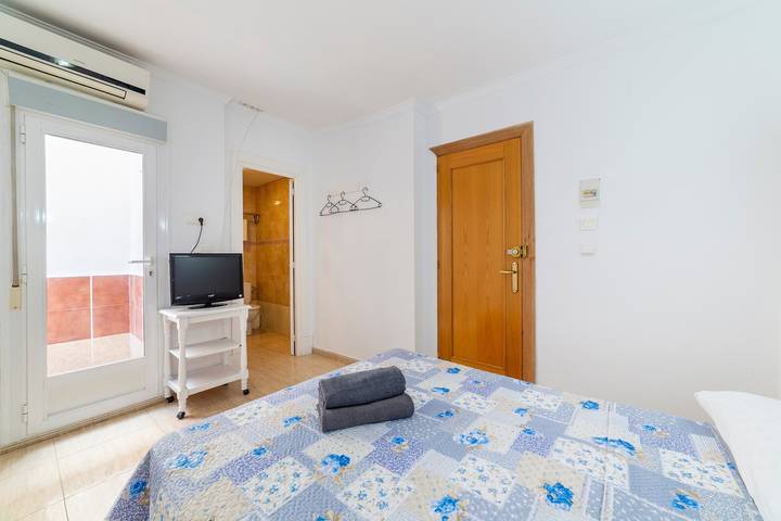 Zimmer 'Doble 13' mit privater Terrasse, Wi-Fi und Klimaanlage in Roquetas de Mar, Costa de Almería