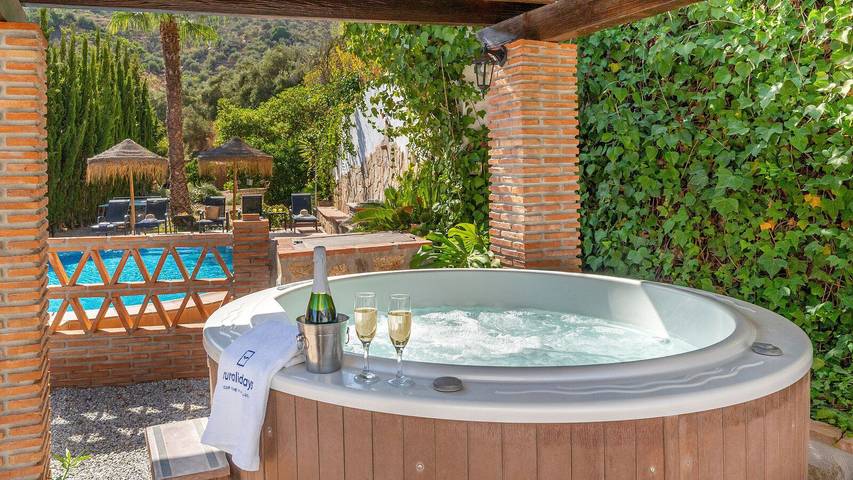 Chalet para 10 personas, con jacuzzi además de piscina y balcón/terraza, Se admiten mascotas en Axarquía - 2