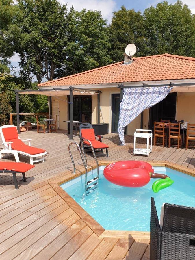 Gîte pour 2 personnes, avec vue et terrasse ainsi que jardin et piscine à Aydat