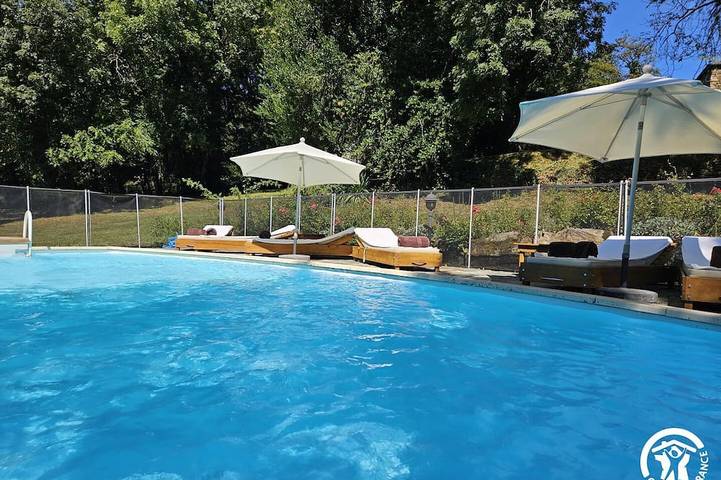 Location de vacances pour 9 personnes, avec piscine et jardin à Paulinet