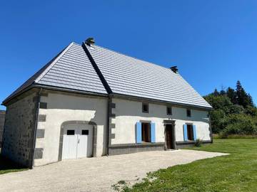 Gîte pour 10 personnes, avec jardin et vue, animaux acceptés à Chastreix