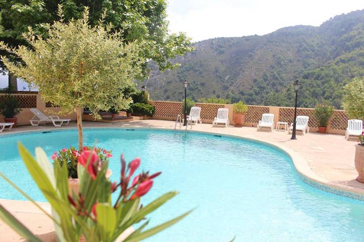 Gîte pour 2 personnes, avec vue ainsi que jardin et piscine à Utelle
