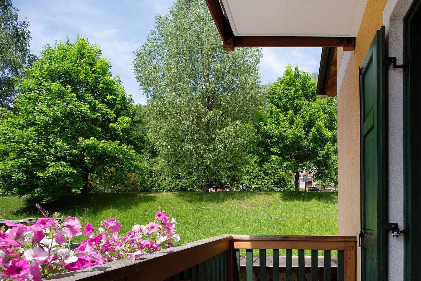 Appartamento intero, Villa 'Enrica' con vista sulle montagne, terrazza privata e Wi-Fi in Transacqua, Primiero San Martino di Castrozza