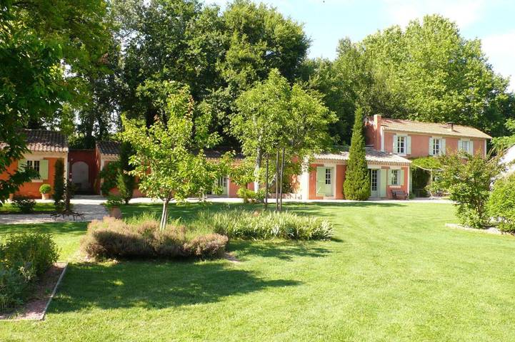 Chambre d’hôte pour 3 personnes, avec Jacuzzi et Terrasse ainsi que Jardin et Piscine