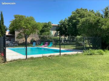 Gîte pour 3 personnes, avec vue ainsi que piscine et jardin à Pierrelatte