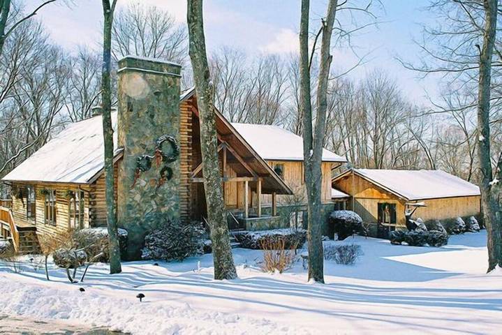 Lodge for 20 people, with hot tub and yard in Ohio