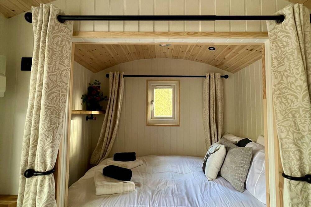 Woodland get away 0.7 mile walk from the beach ! in Mawgan Porth, Cornwall