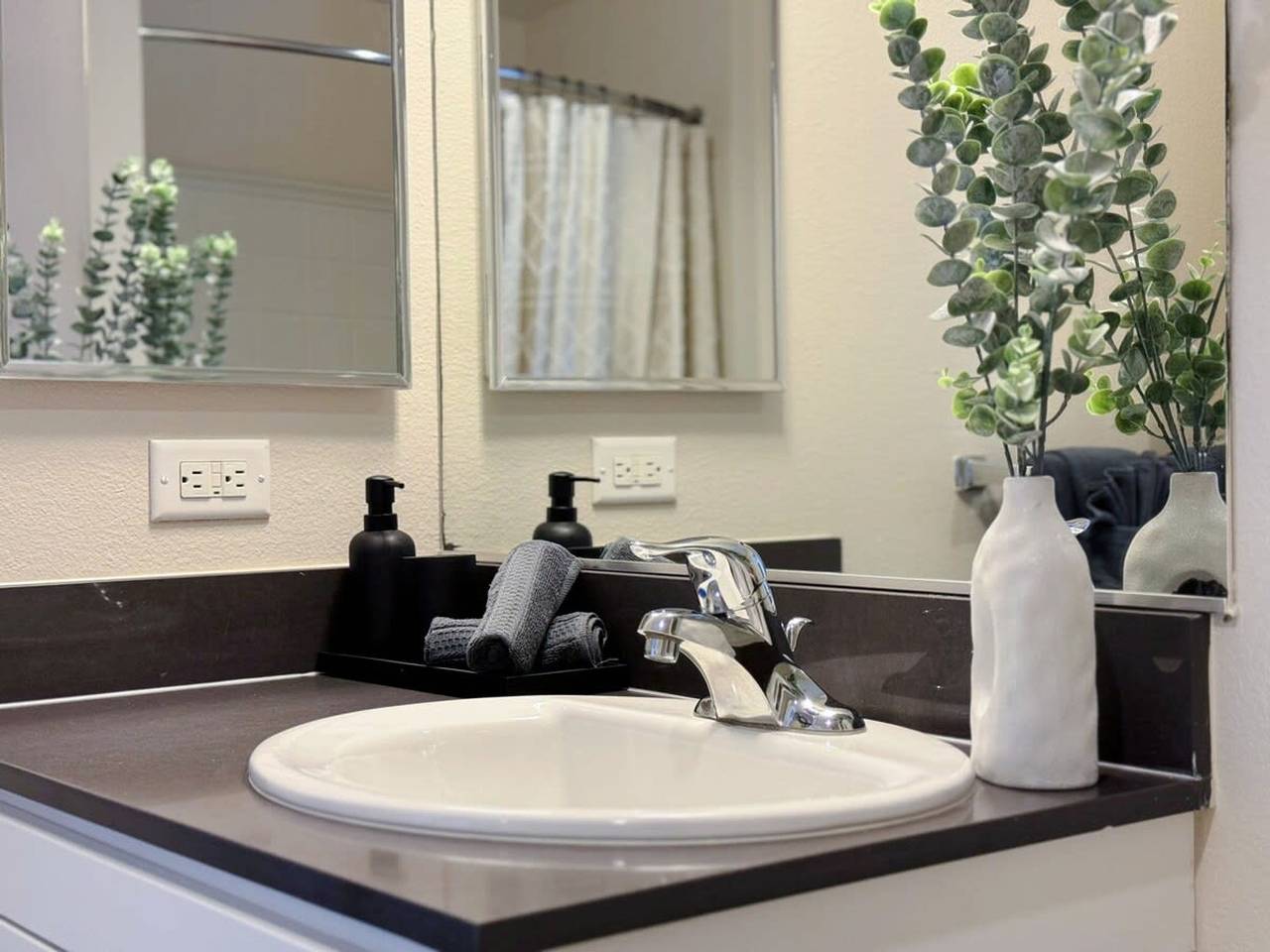 Entire apartment, New La Home W Pool   Gym  Parking 10 Min to Cedars in Hancock Park, Los Angeles