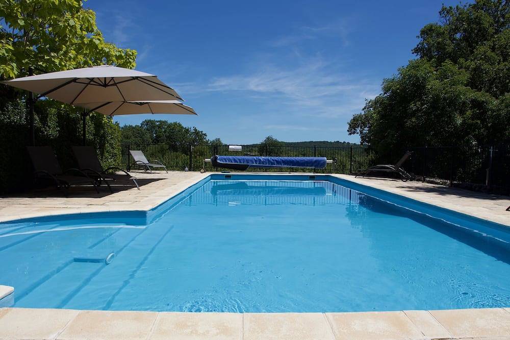 Charming air-conditioned house with heated fenced swimming pool and large garden in Espédaillac, Centraal Massief