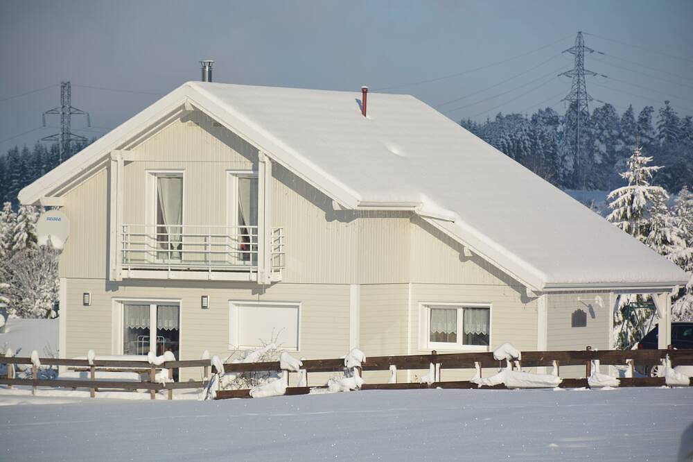 Modernes Chalet Komfort + Wifi, sehr ruhige Lage 7 km von Gerardmer entfernt. in Gerbépal, Regionaler Naturpark Belchen der Vogesen