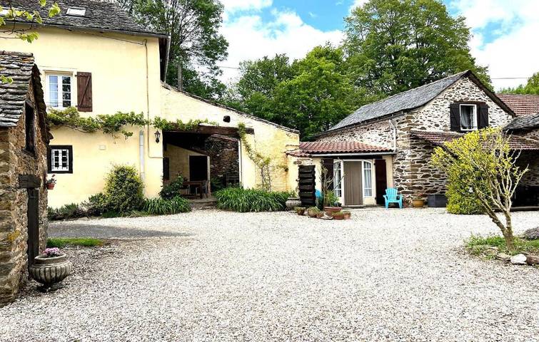 Location de vacances pour 6 personnes, avec piscine et jardin à Jouqueviel