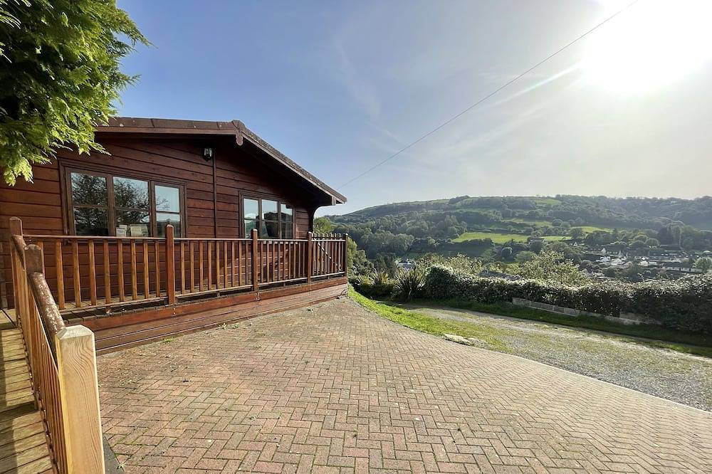 Quiet Sunny South Facing Lodge, Private Decking with Great views & Car Parking in Combe Martin, Exmoor