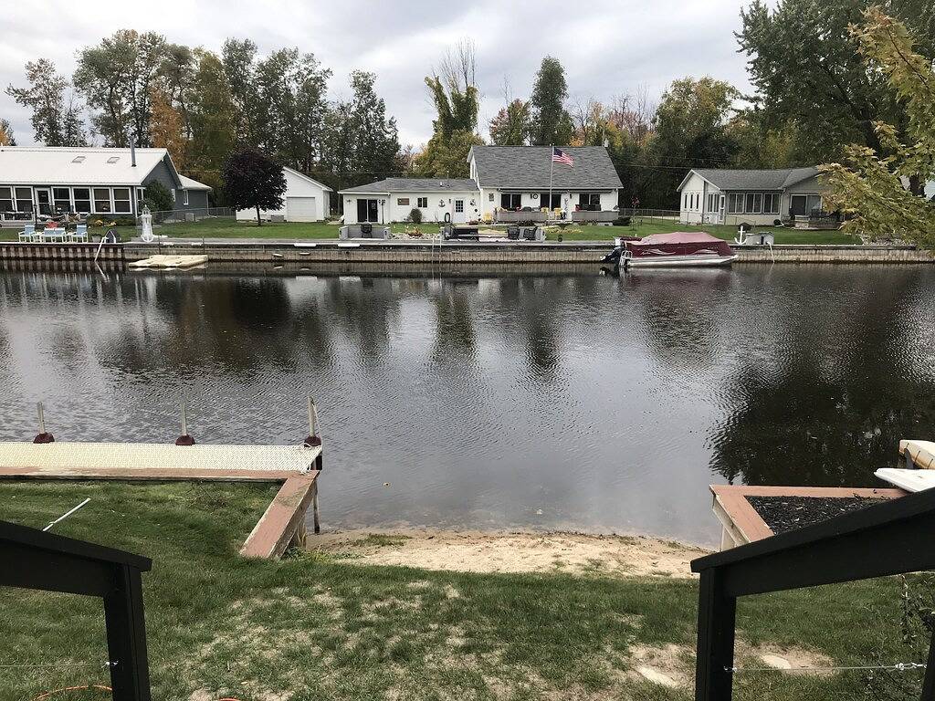 Beautiful Canal Front Houghton Lake 3/2. Close to trails. Golf cart use in sub in Prudenville, Roscommon County